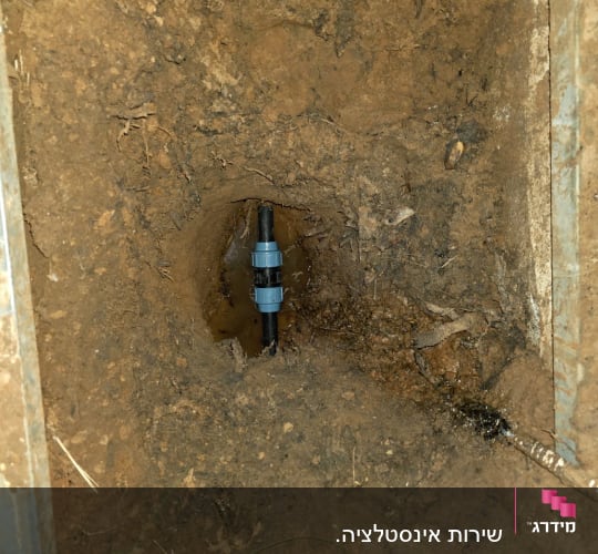 תמונה של חפירה עם צינור ותיקון אינסטלציה